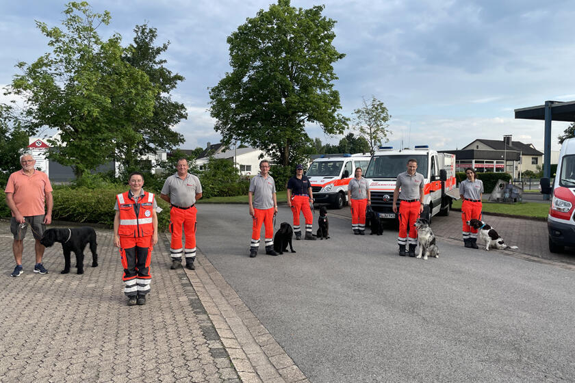Johanniter und Prüflinge stehen mit Abstand im Halbkreis. 
