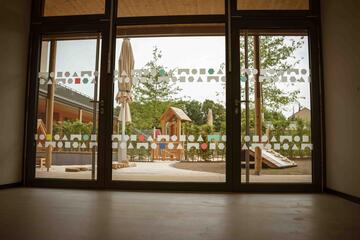 Bunte Bausteinaufkleber gestalten die Glasfronten der Johanniter-Kita Abenteuerland im Kärntner Viertel in Wiesbaden
