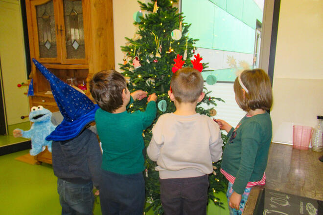Kinder vor einem Weihnachtsbaum