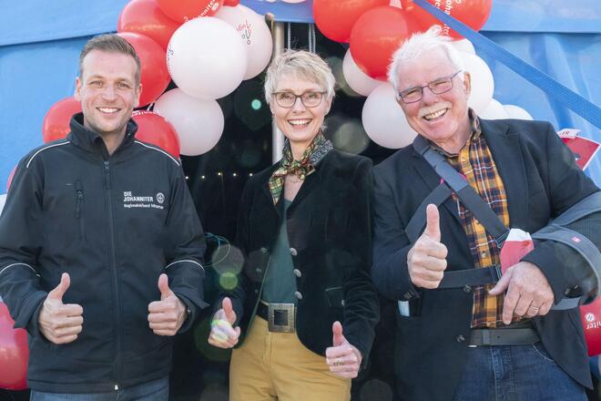 Johanniter-Regionalvorstand Christian Görg mit Marion Danneboom, Geschäftsführerin der Raiffeisen-Stiftung, und Ortsbürgermeister Alfred Sebastian. 