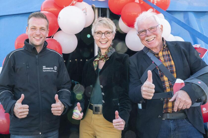 Johanniter-Regionalvorstand Christian Görg mit Marion Danneboom, Geschäftsführerin der Raiffeisen-Stiftung, und Ortsbürgermeister Alfred Sebastian. 