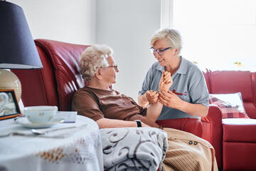 Eine Pflegerin der Johanniter mit einer Pflegeperson.