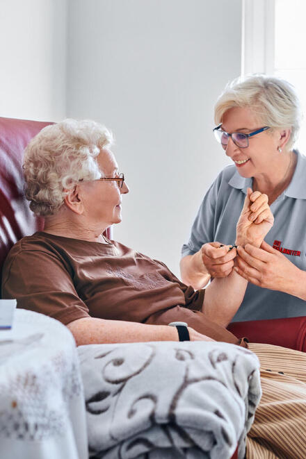 Eine Pflegerin der Johanniter mit einer Pflegeperson.