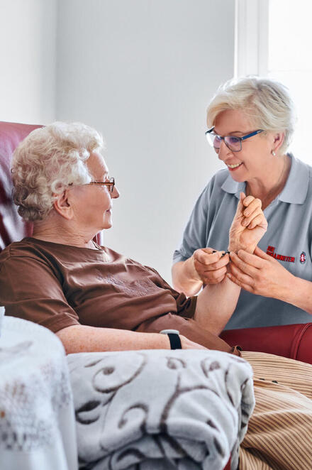 Eine Pflegerin der Johanniter mit einer Pflegeperson.