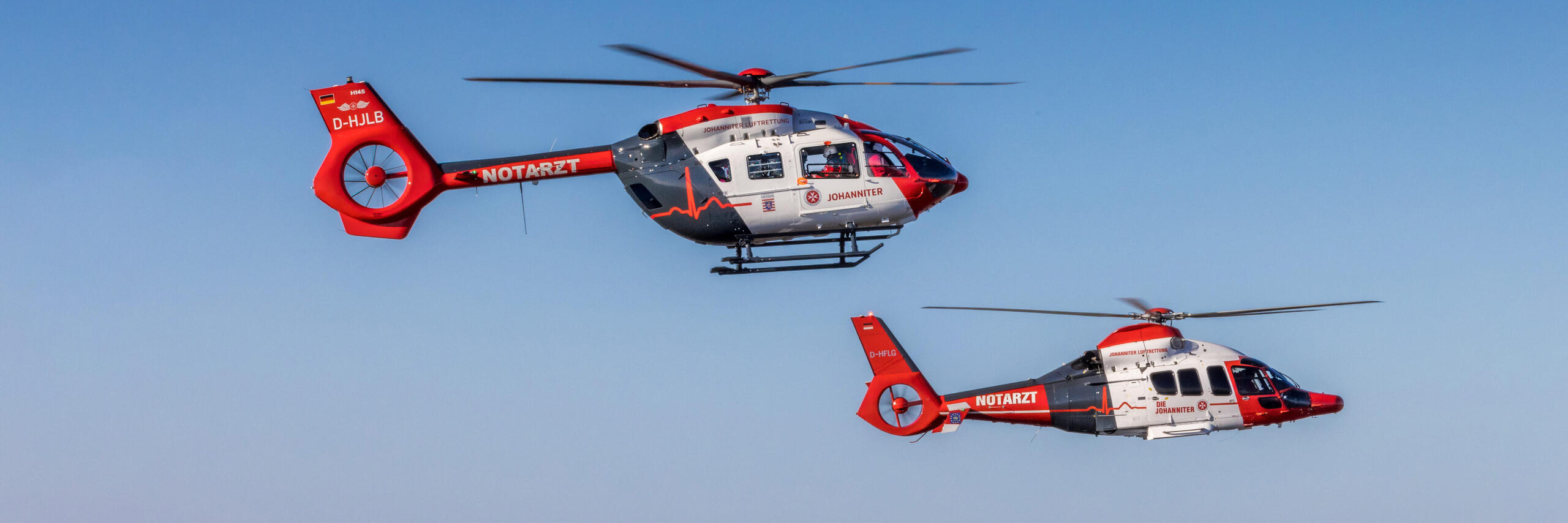 Johanniter Luftrettung: zwei Hubschrauber in der Luft