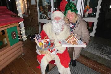 Der Nikolaus und eine Mitarbeiterin mit grünen Haaren