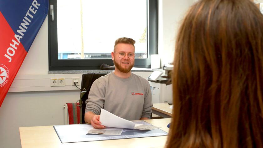 Sachgebietsleitung Patrick Malzer berät Klientin