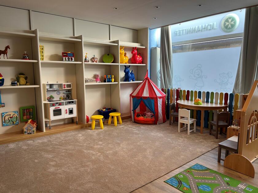 Der Hauptraum der Johanniter Kindertagespflege mit einem hellen Teppich und vielen Spielsachen