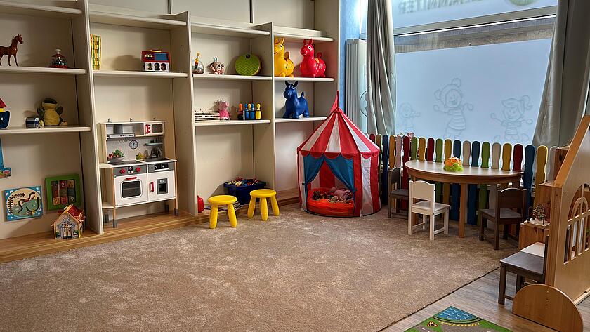 Der Hauptraum der Johanniter Kindertagespflege mit einem hellen Teppich und vielen Spielsachen