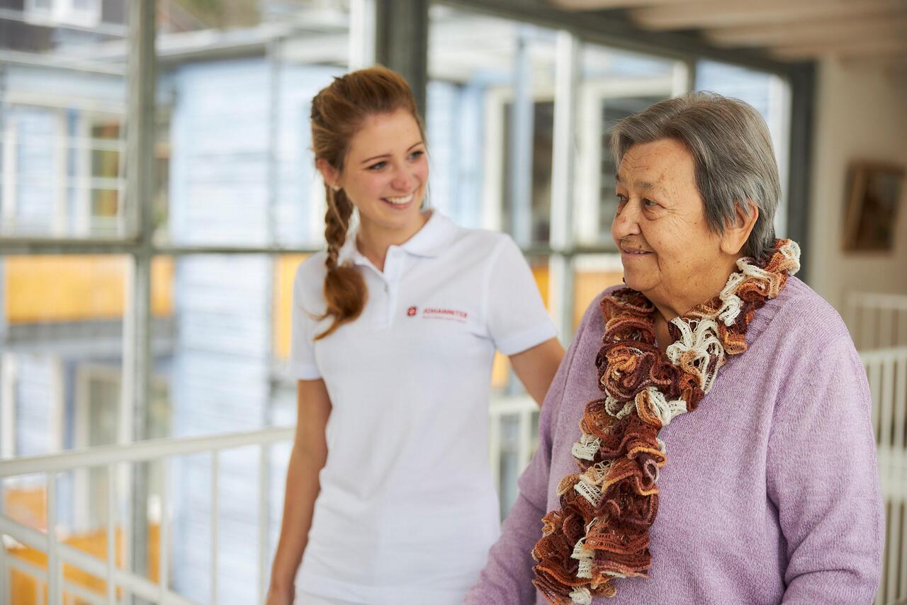 Mitarbeiter des Ambulanten Pflegedienstes mit einer Kundin