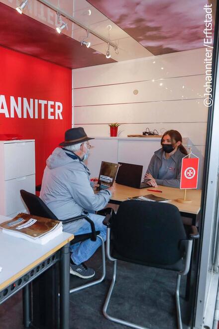 Johanniter helfen bei Antragsstellung auf finanzielle Hilfen im Hochwassergebiet.