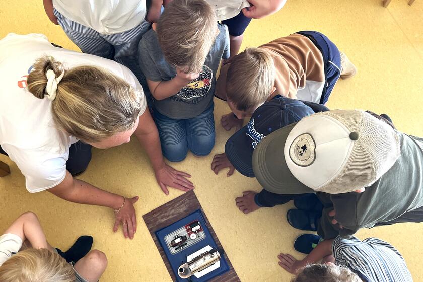 Anhand einer kleinen Dampfmaschine demonstrierte Melina Fot angehenden Schulkindern eindrucksvoll die technische Nutzung fossiler Energie.