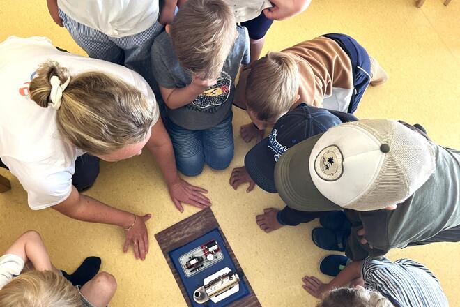 Anhand einer kleinen Dampfmaschine demonstrierte Melina Fot angehenden Schulkindern eindrucksvoll die technische Nutzung fossiler Energie.