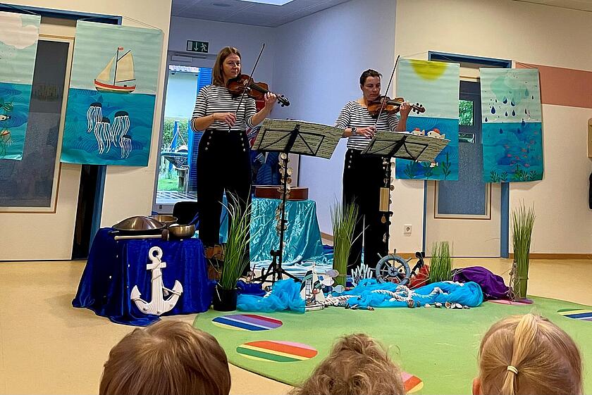 2 Frauen spielen Instrument
