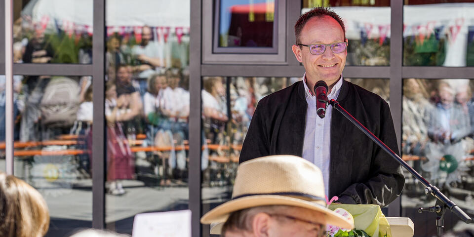 Frasdorfs Bürgermeister Daniel Mair lacht bei seinen Grußworten.