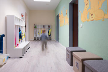 Kindertagespflege in der Koblenzer Rathauspassage: freundlich und bunt gestalteter Flur