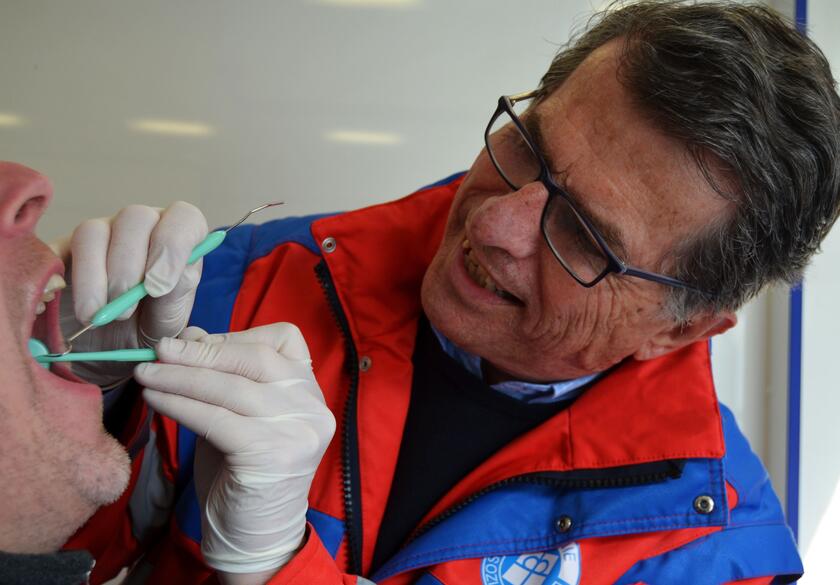 Das Gesundheitsmobil Lübeck bietet auch zahnärtzliche Untersuchungen an