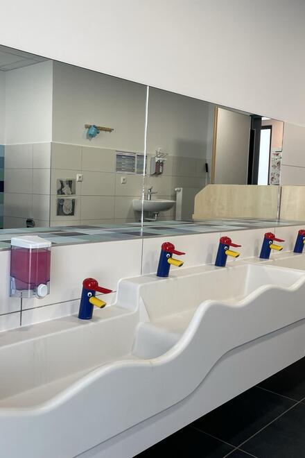 Die Waschanlagen im Badezimmer mit lustigen Vögelköpfen als Wasserhähne.