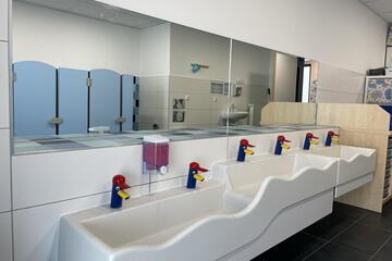 Die Waschanlagen im Badezimmer mit lustigen Vögelköpfen als Wasserhähne.