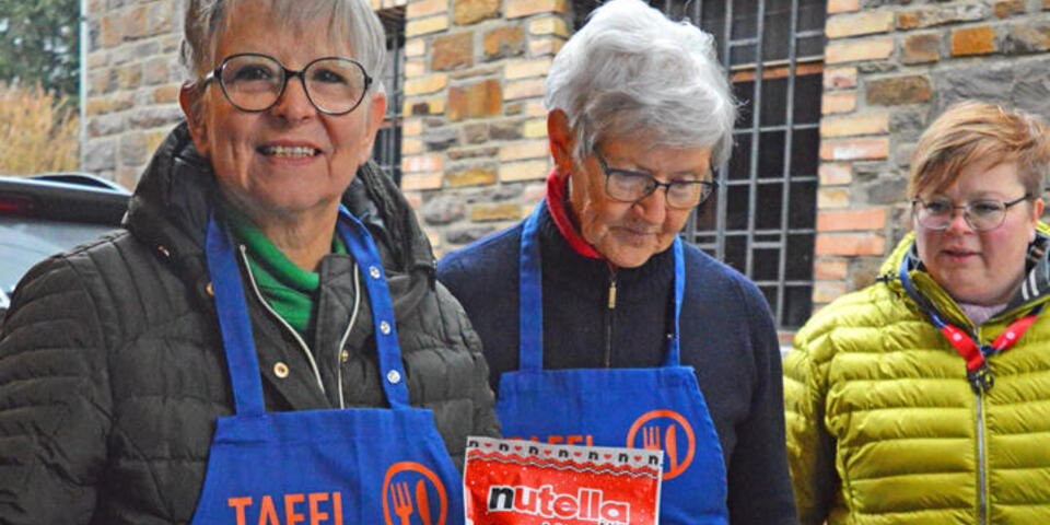 Johanniter-Weihnachtstrucker-Pakete werden an die Tafel übergeben 2