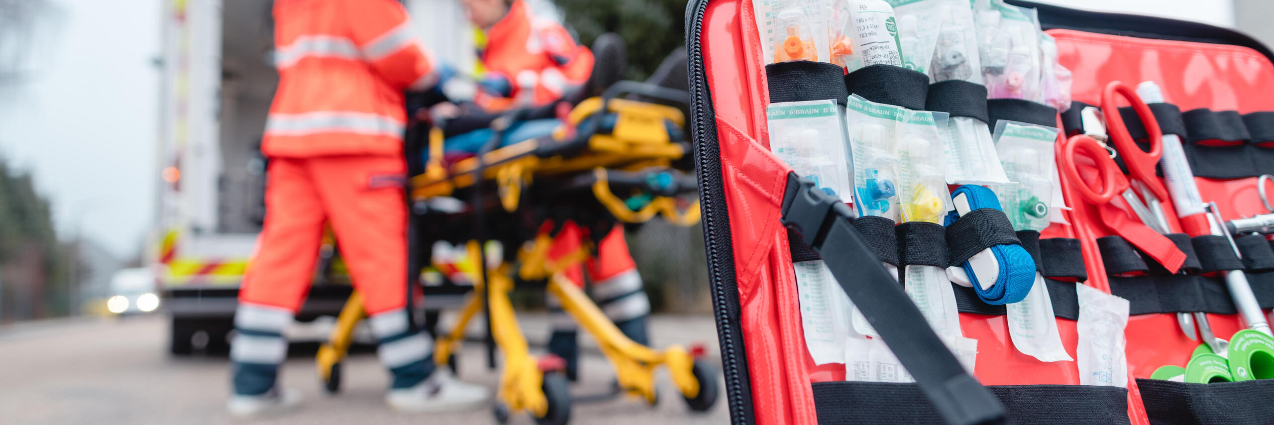 Einsatzkräfte mit Equipment