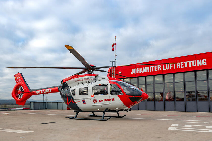 Hubschrauber vor dem Luftrettungszentrum Gießen.