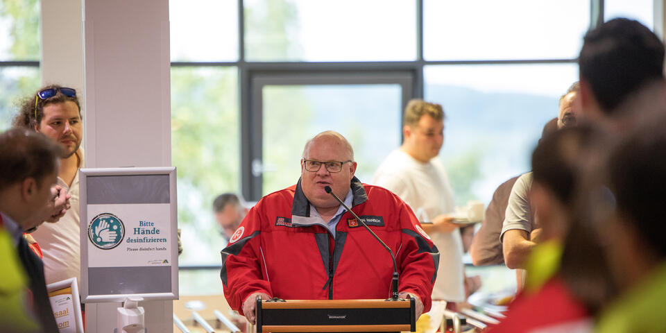 Landesvorstand Thomas Hanisch hält eine Rede