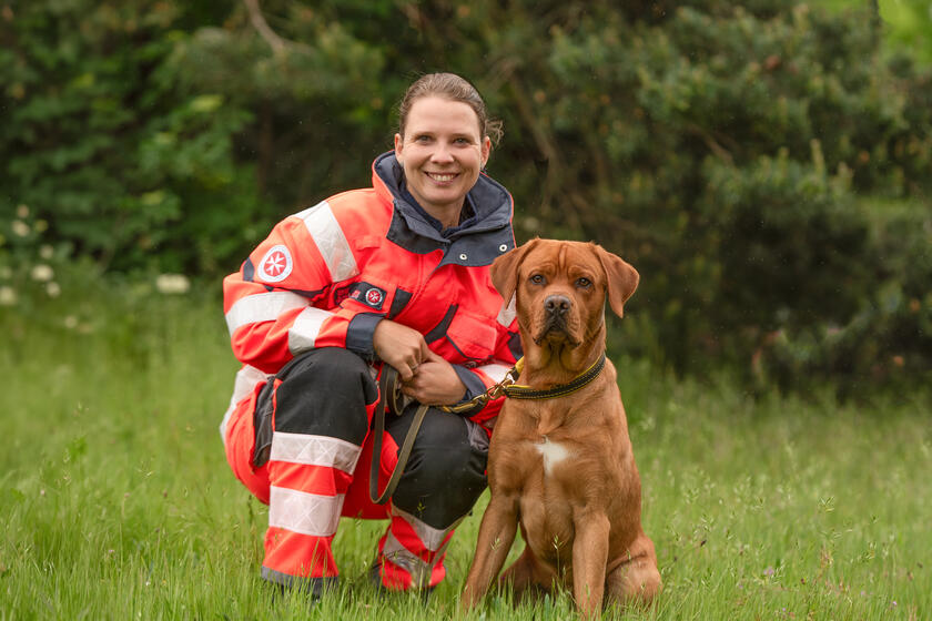 Linda und Archie von der Johanniter-Rettungshundestaffel Baden-Karlsruhe