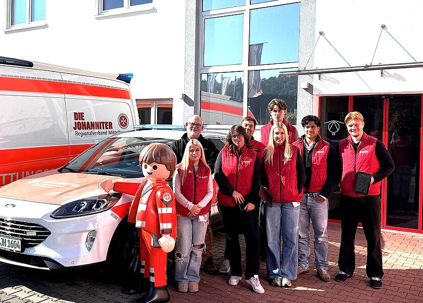 mehrere Personen vor dem Gebäude der Dienststelle Marburg
