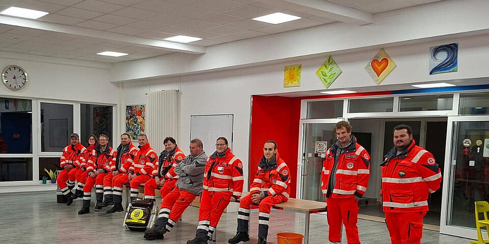Eine Gruppe von Menschen in Einsatzkleidung in einer Schule