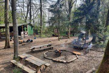Außenbereich mit Sitzgelegenheit Johanniter-Waldkindergarten "Waldeglofsheim"