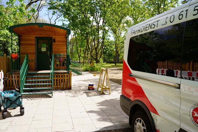 Essenslieferung des Fahrdienstes der Johanniter an die Waldkita in Griesheim