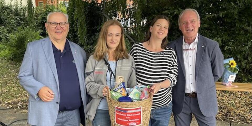 Thomas Silbermann und Bernd Stühmann überreichen einen Präsentkorb Jessica Neu und Lena Finch.