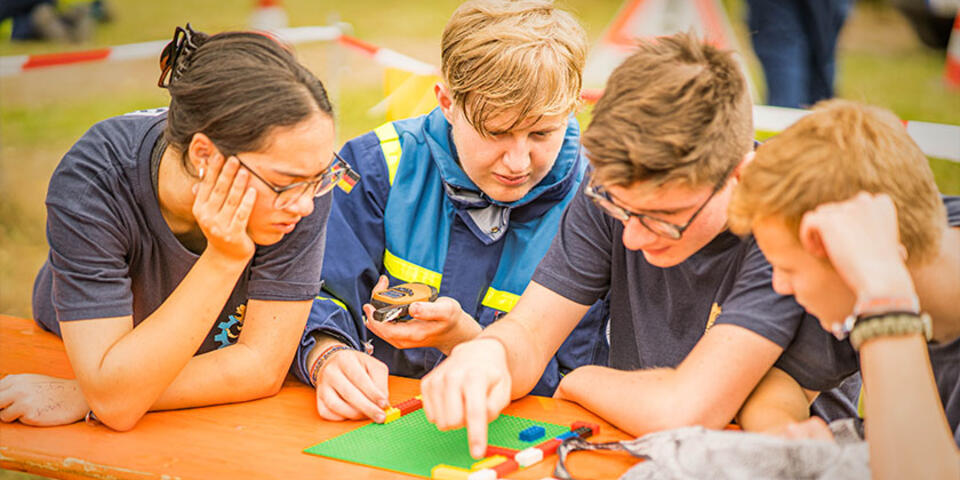 THW-Jugendliche packen an.