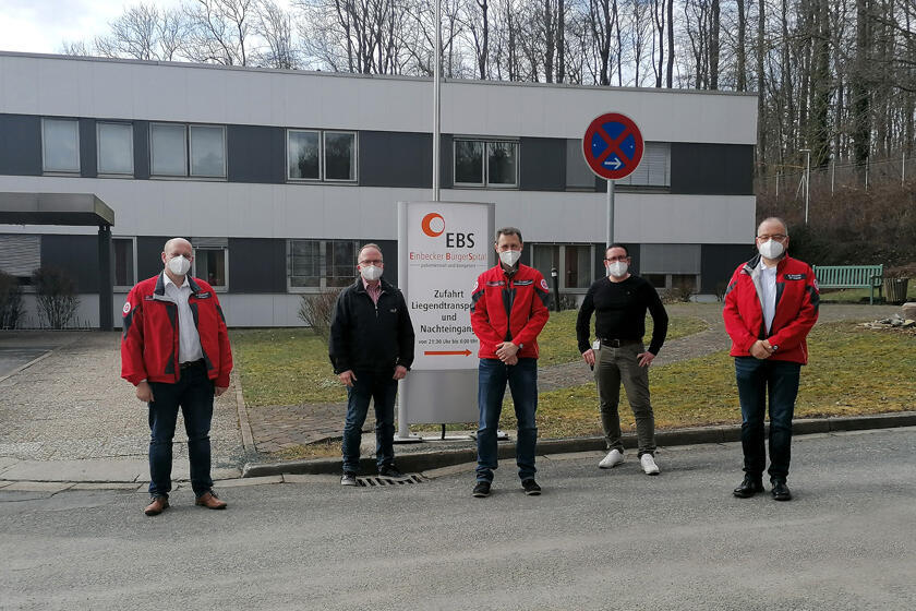 Gruppenbild vor dem Einbecker Bürgerspital mit notwendigem Abstand zueinander.