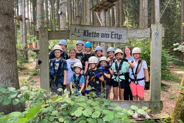 Gruppenfoto der Johanniter-Jugend beim Ausflug in den Kletterwald „Klette am Ette“ in Marktoberdorf.