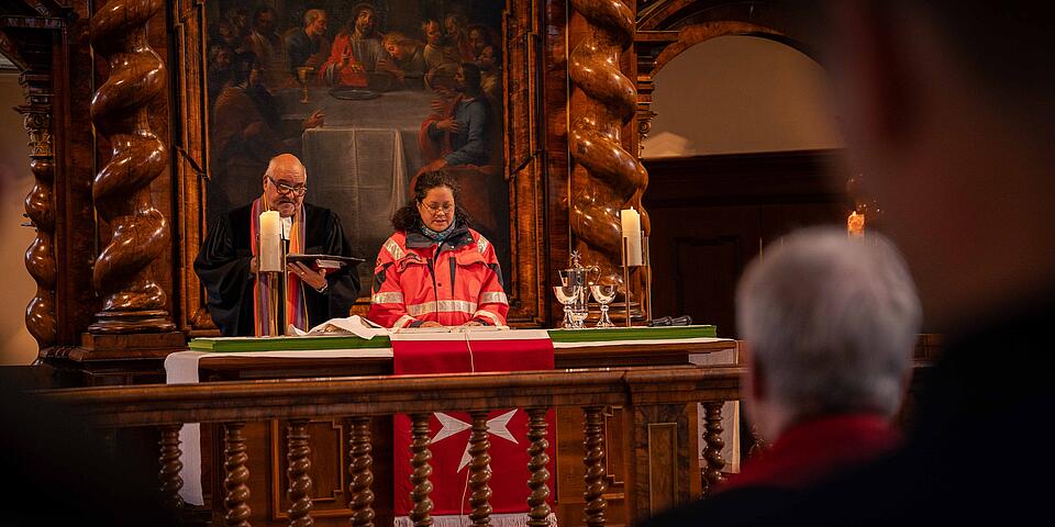 Am Altar wird gelesen.