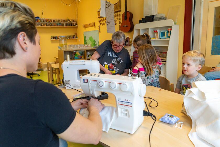 Zwei Nähmaschinen, viele helfende Hände, 60 Waschlappen: Im Gruppenraum der Johanniter-Kita Kleine Hanseaten wurde heute fleißig genäht.