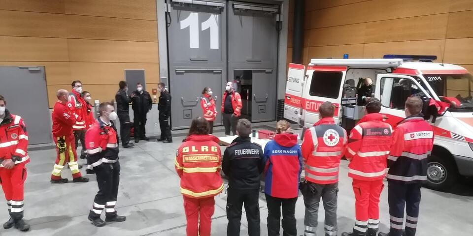 Gruppenbild von Helfenden in Einsatzkleidung.
