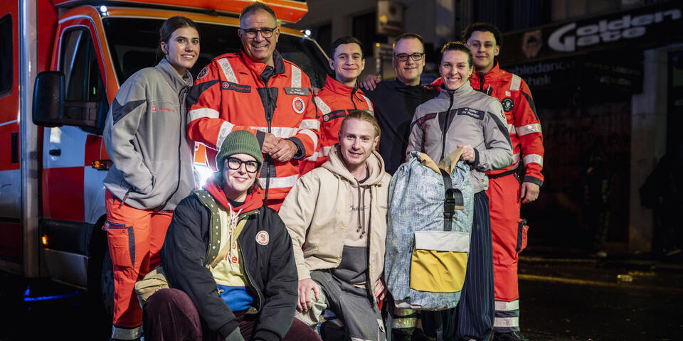 Gruppenfoto mit Johannitern und Mitarbeitern der Sheltersuits Foundation