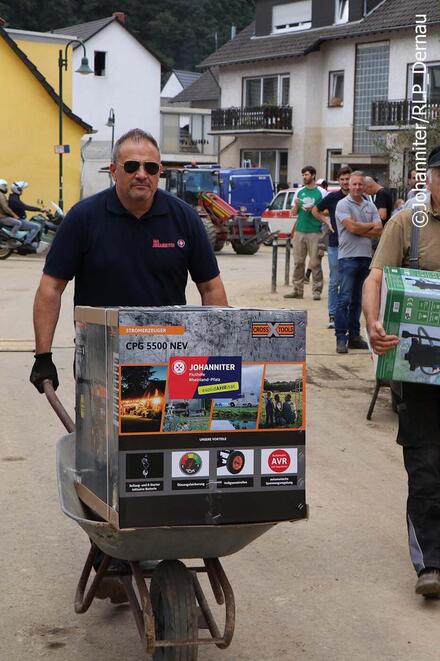 Johanniter verteilen Haushaltsgeräte in Dernau.