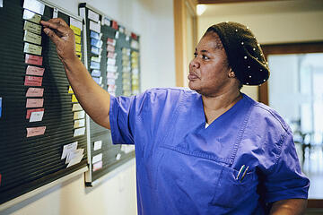 Mitarbeiterin am Einsatzplan