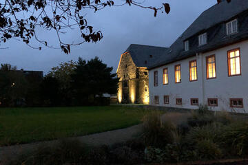 Ordenshaus und Komturkirche in Nieder-Weisel im Abendlicht.