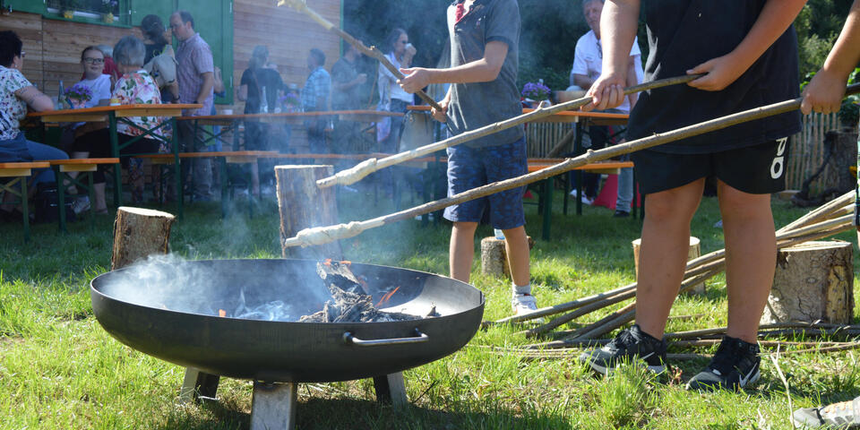 Stockbrot über einer Feuerschale