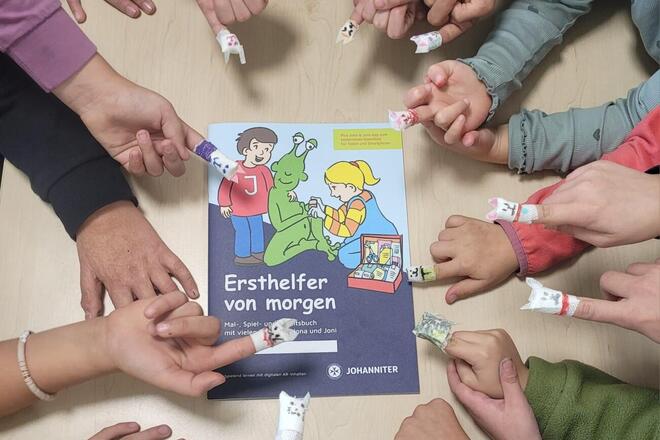 Kinderfinger mit bunten Pflastern