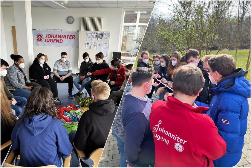 Links: Mehrere Jugendlichen sitzen in einem Stuhlkreis und schauen auf mehrere ausgelegte Postkarten in der Mitte. Rechts: Die Jugendlichen stehen in zwei Reiehen dicht gegenüber und versuchen einen Stab mit jeweils einem Finger hochzuhalten.