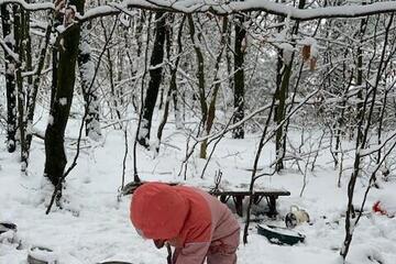 Kind spielt im Schnee Johanniter-Waldkindergarten "Märchenzwerge"