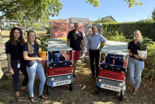 5 Personen mit zwei E-Turtles-Fahrzeugen