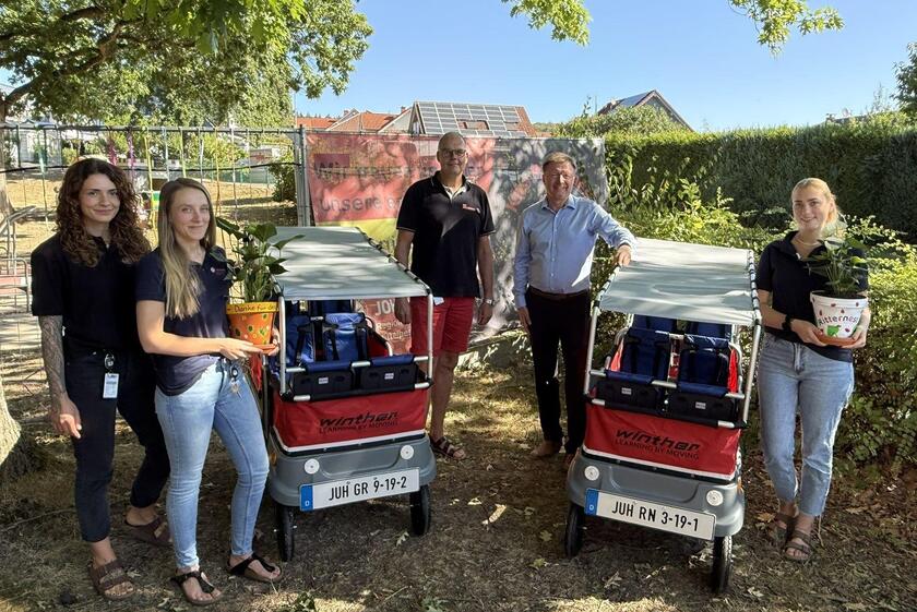 5 Personen mit zwei E-Turtles-Fahrzeugen