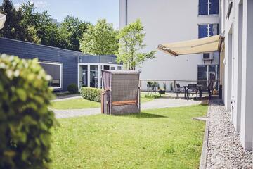 Strandkorb im Garten des Johanniter-Hauses Herrsching